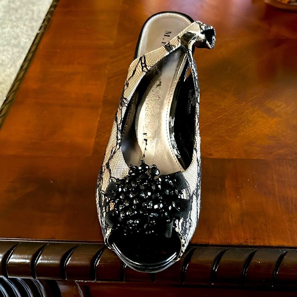 Beautiful heels about 3 inches. The front ha am 2 inch platform. Netted overlay
